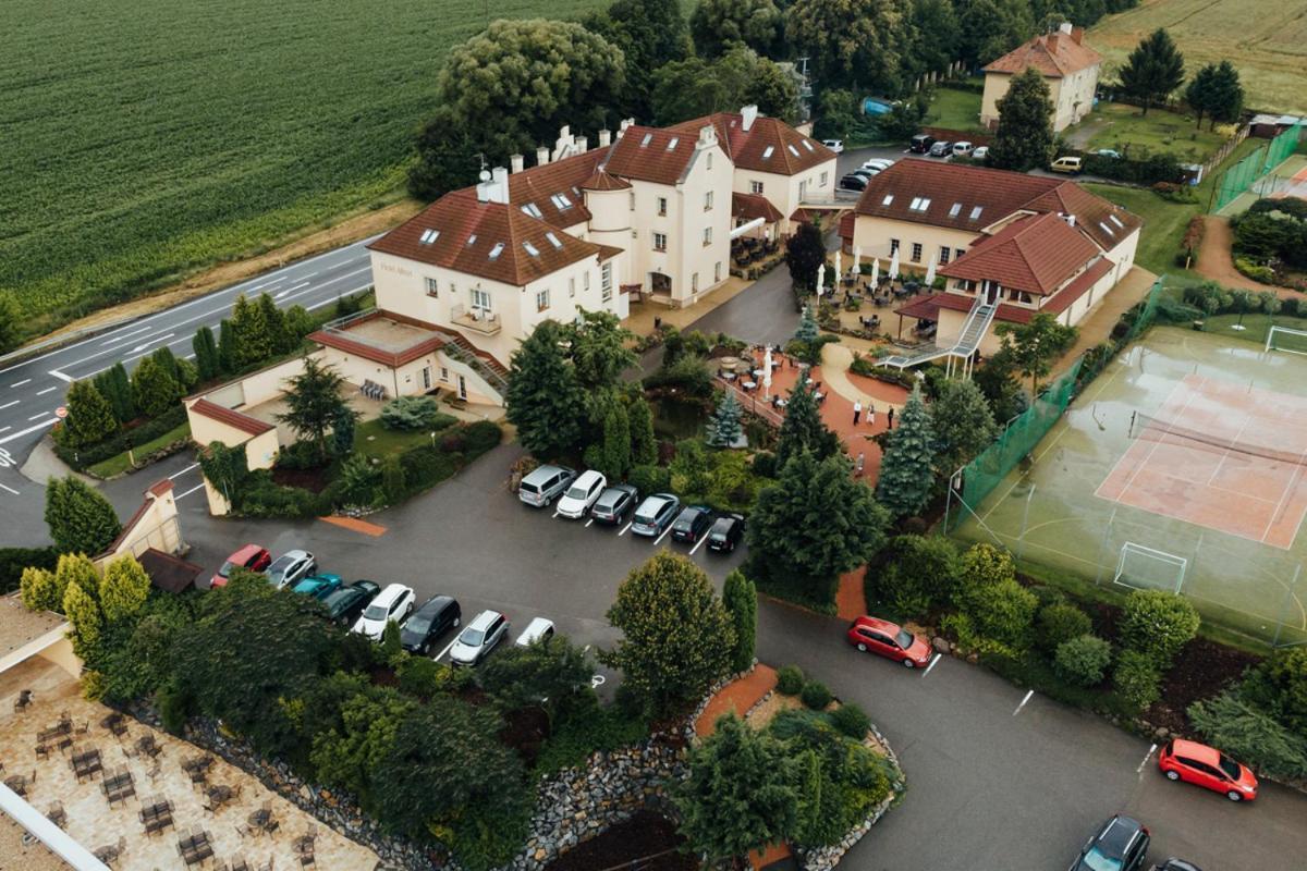 Hotel Allvet Drnovice  Bagian luar foto
