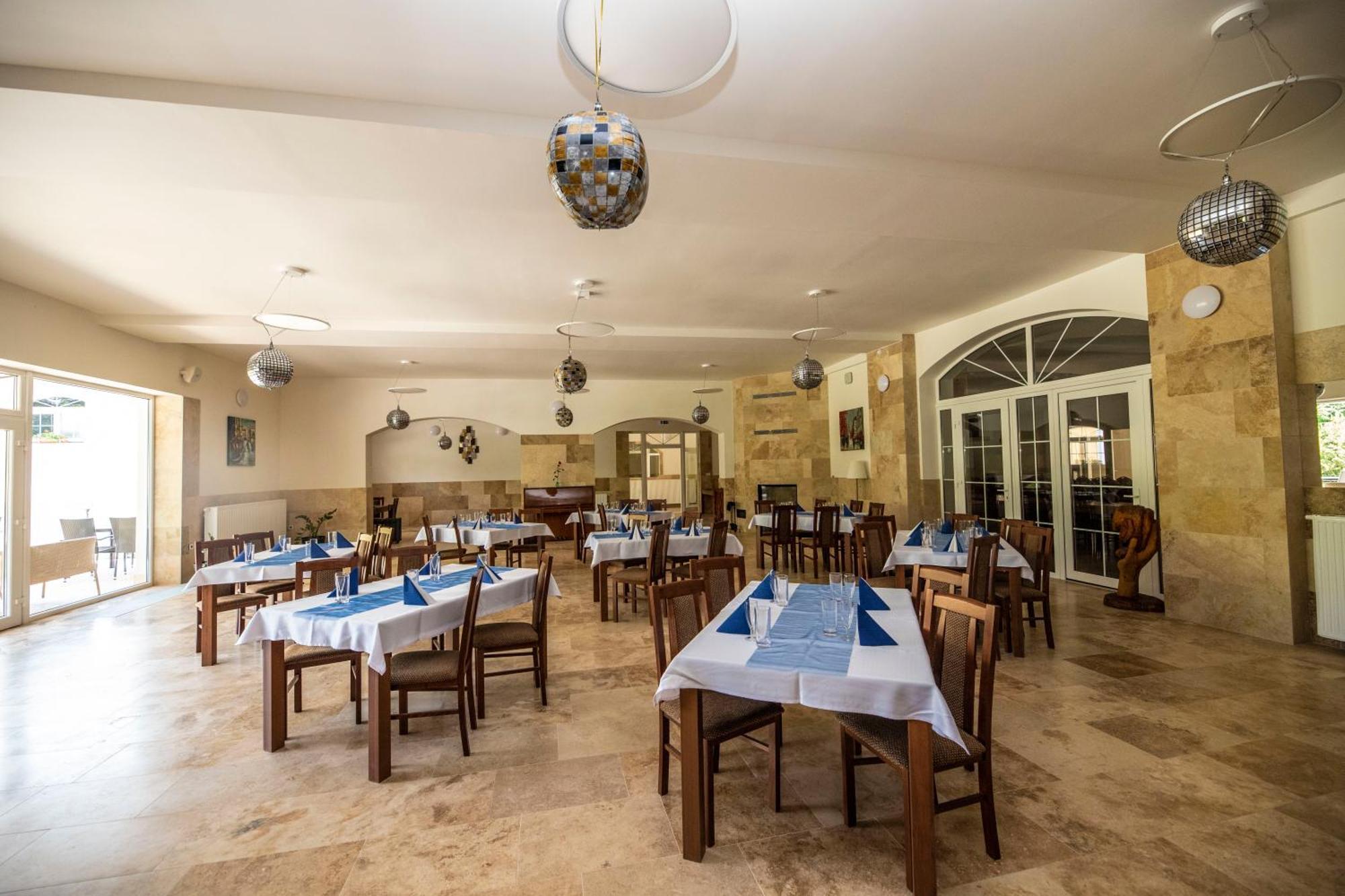 Hotel Allvet Drnovice  Bagian luar foto